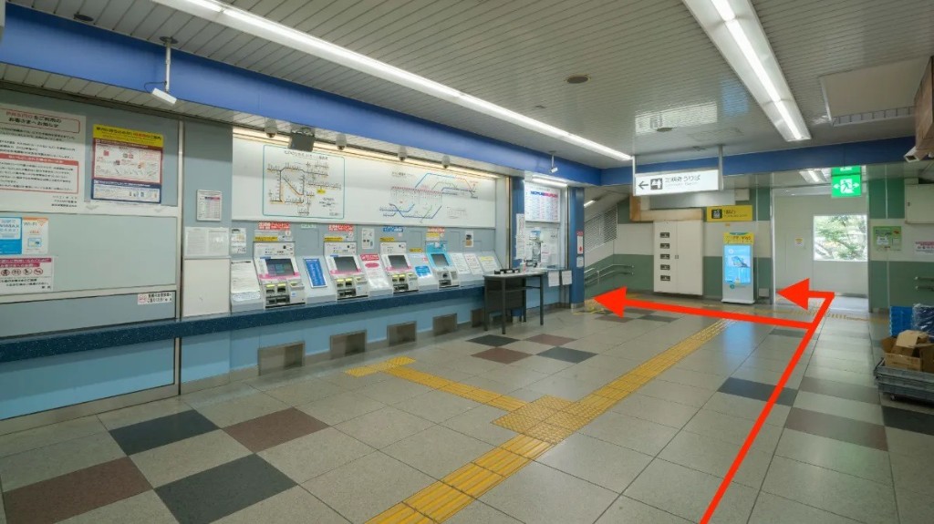 反対口の階段とエレベーター方面。赤い矢印の通り