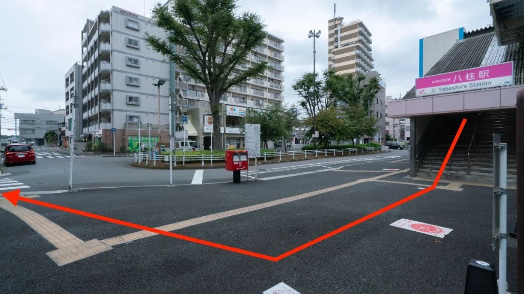 八柱駅前。道なりの歩道。赤い矢印の通り