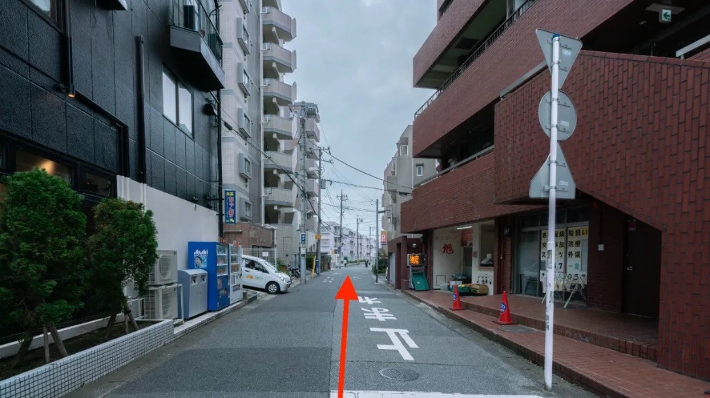 細い道を直進。路面の「止まれ」手前、赤い矢印の方向へ
