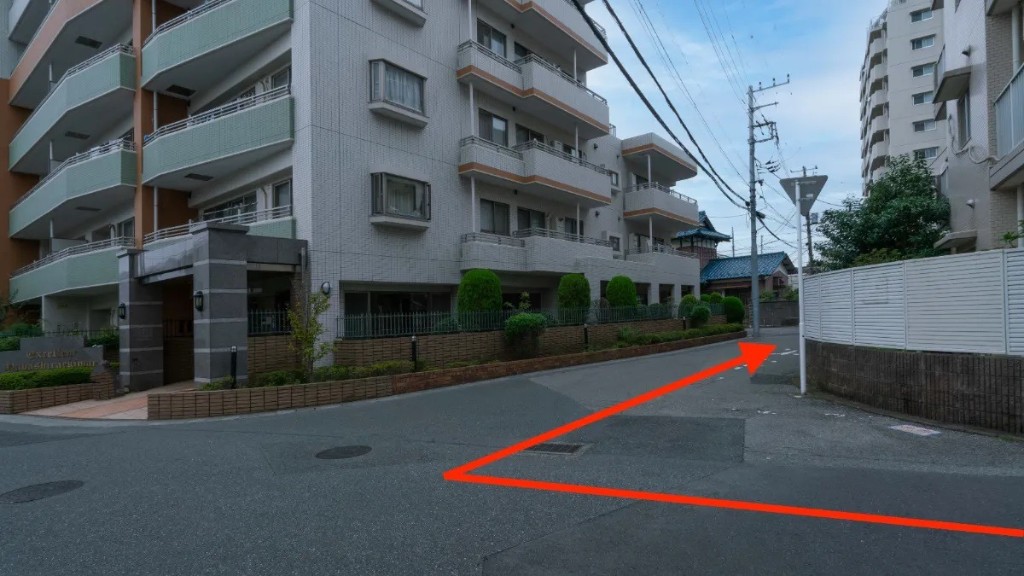 交差点。赤い矢印の通り、右手の細い道へ